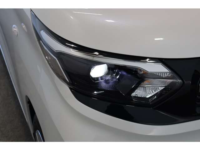 LEDヘッドランプ☆大光量とワイドな配光で遠方視認性と近距離の広がりを両立し夜間の安全運転をサポート☆省電力なのでバッテリーにも優しいです♪