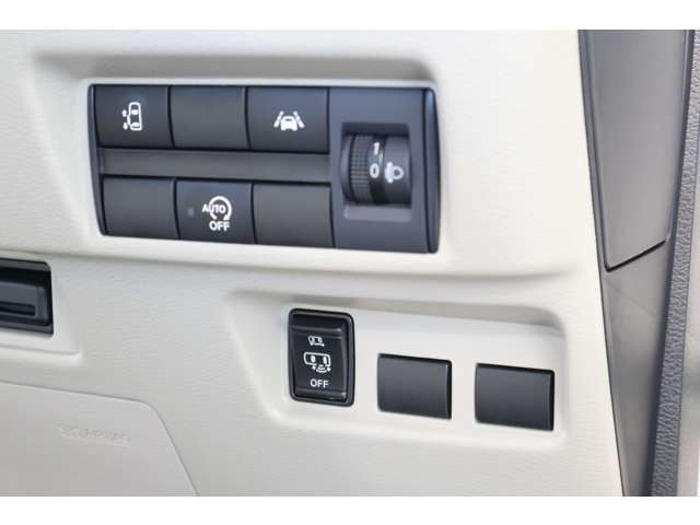 助手席側ハンズフリーオートスライドドア(^^♪荷物などで両手がふさがっていても、スマートキーを携帯している状態で、助手席側スライドドアの下に足先をスッと入れてサッと引くだけで、ドアが自動で開閉します。