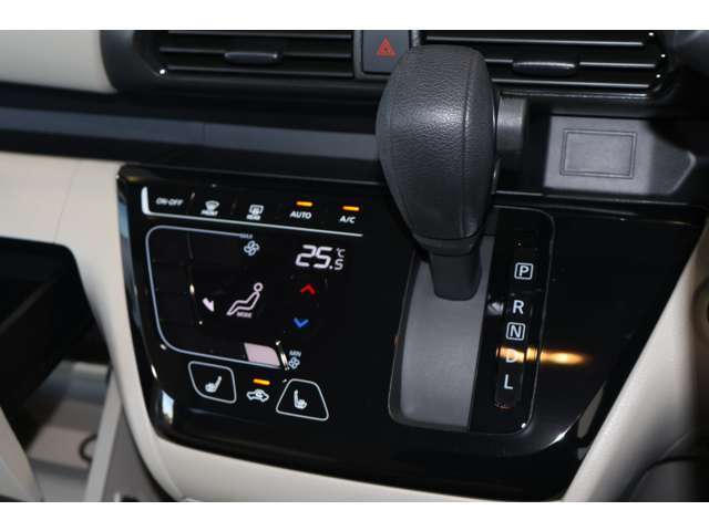 つややかで上品質のタッチパネル式オートエアコンを標準装備！スマートフォンの様な操作性＆高い視認性＆わかりやすい操作音で使いやすいですよ♪