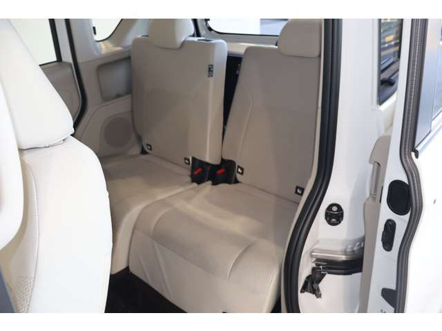 左右分割でのスライド＆リクライニングができるリヤシート♪足を組んでもラクラク座れます！