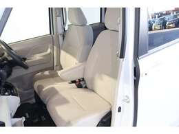 大きなベンチシートで足元もヒロビロ■大型シートで座り心地は快適♪中央にはアームレストが付いてゆったりドライブ♪シートヒーター（運転席＆助手席）装備(*^-^*)