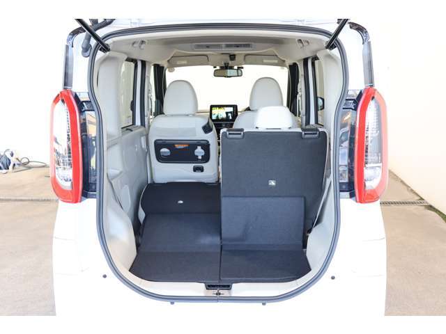 リヤシートを分割して倒せますので、工夫次第で色々な荷物が積めます。