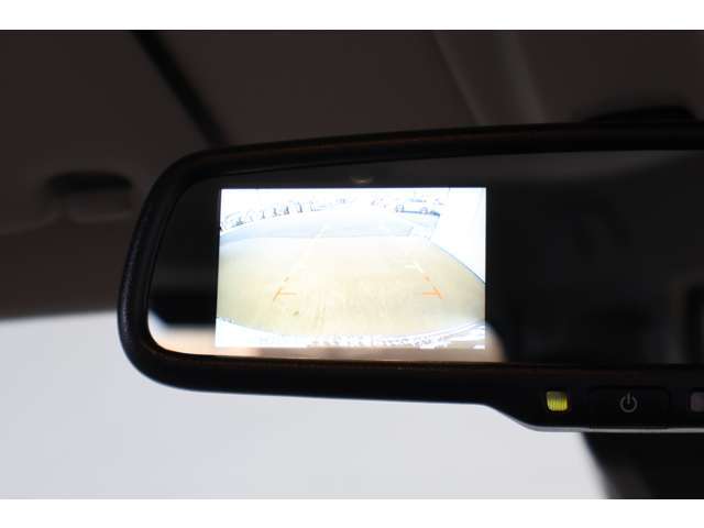 リヤビューモニター付ルームミラー装備！シフトを「R（後退）」に入れると、車両後方の映像をルームミラーに表示。後退時のステアリング操作の目安となるラインも表示し車庫入れをサポートします。