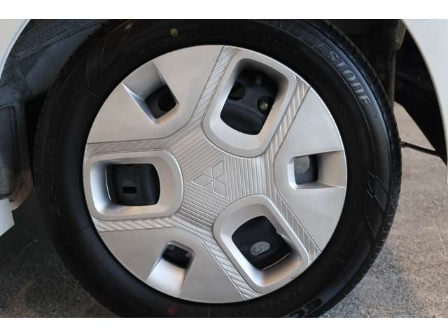 足元を飾るホイールキャップ。傷を付けても交換可能です。