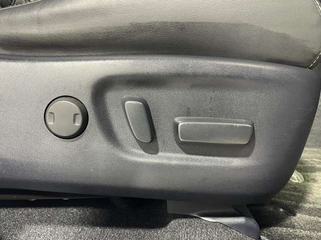 【電動パワーシート】最適なシートポジションを提供し快適にお過ごしいただけ、助手席は足元にお荷物を置いてもゆとりのある空間です。