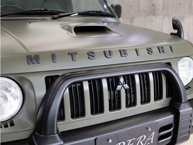 グリル上部に人気のクラシックMITSUBISHIエンブレムを装着し、マットブラック塗り分けペイントで当店こだわりのカスタムを施しております。