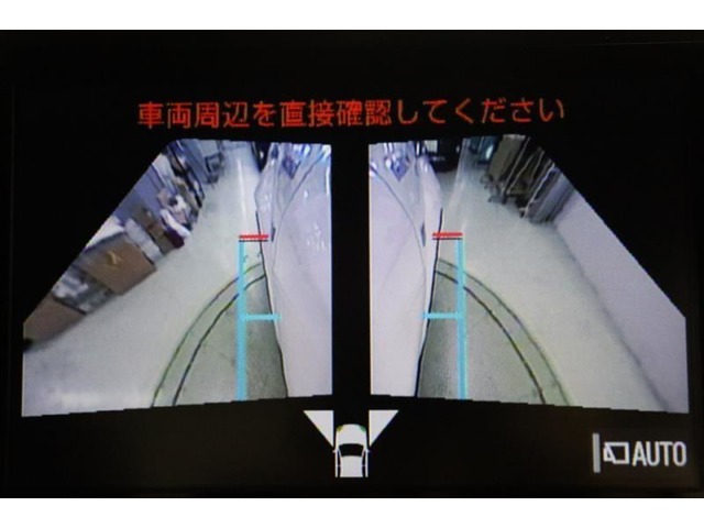 左右側面カラーモニターも装備。駐車枠や隣のクルマなど周囲との位置関係がよくわかり、駐車しやすいですよ。運転席からは目視できない助手席側の側面も見えますので、路肩に幅寄せする際なども安心です。