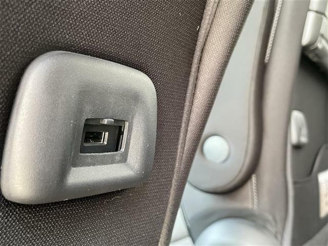 【USBチャージャー（Type-C）】どの席にいても、充電をスマートに。スマートフォンやタブレット、携帯ゲーム機などの充電が可能なUSBチャージャー（Type-C）を全列に装備しています。