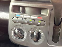 寒い冬も暑い夏も全席に快適な空調を届けてくれる、ダイヤル式エアコンを装備♪