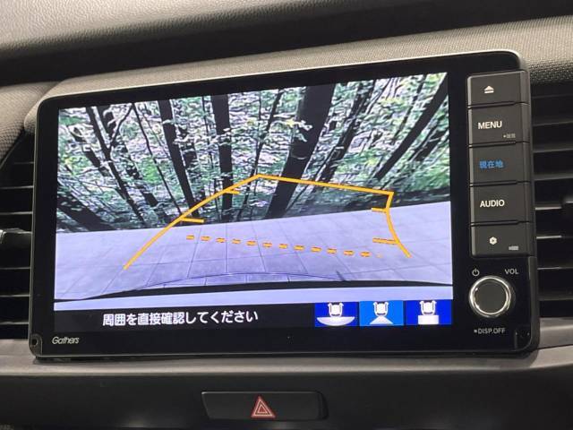 【バックカメラ】駐車時に後方がリアルタイム映像で確認できます。大型商業施設や立体駐車場での駐車時や、夜間のバック時に大活躍！運転スキルに関わらず、今や必須となった装備のひとつです！