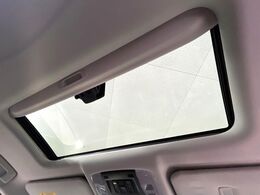 【サンルーフ】開放感たっぷりの希少装備、サンルーフが装着されています！車内に明かりを取り入れたり景色を楽しむ以外にも、車内の空気も簡単に換気できて快適です！