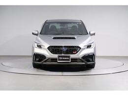 フロントフォグランプ、フロントカメラを装備。