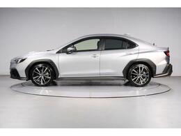 走りへの意欲をかきたてるスポーツセダンスタイル！