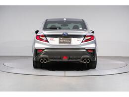 リヤフォグランプ、バックカメラ、後退時ブレーキアシストを装備。