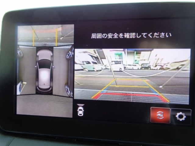 【360°ビューモニター搭載】フロント、サイド(左右)、リアの4つのカメラによって、狭い場所での駐車、すれ違い、T字路への進入時など、目では直接確認しづらいエリアの安全確認をサポートします