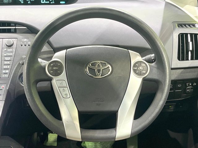 インテリアに合わせたデザインのステアリングは、運転される方のことも考え、運転しやすい形状、大きさです。是非一度、実際に触ってお確かめください。