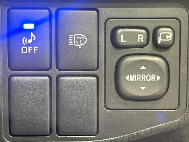 【電動格納ミラー】サイドミラーは電動格納式となっており、狭い駐車場でもキズがつくリスクを抑えられます。