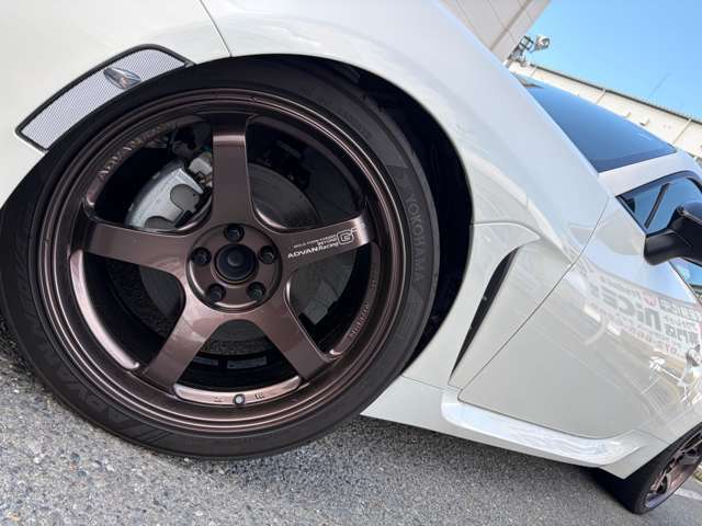 18インチホイール！タイヤの溝もまだあります！自社工場がありますのでタイヤ交換費用もお安く実施できます！