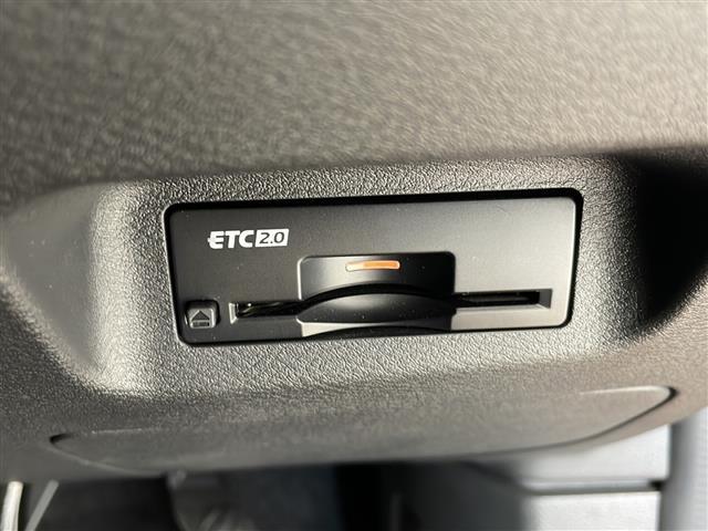 【ETC】有料道路を利用する際に料金所で停止することなく通過できる、ETC車載器（ノンストップ自動料金収受システム機器）が装備されています。セットアップを行うことで利用可能になります。