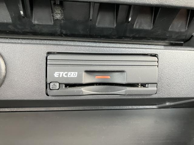 運転席前のインパネ収納BOX内にETC2.0のカードスロットが付いています☆