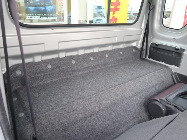 シート後ろにはヒロビロ空間があります！雨に濡れたくない荷物もしっかり載せられます！