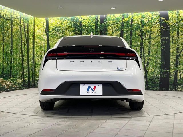 安心の最長10年・走行無制限保証（有償）をご用意。保証内容も充実はもちろん、無料点検＆オイル交換や、年中無休の全国・24時間ロードサービスも付帯されておりますのでご安心下さい。