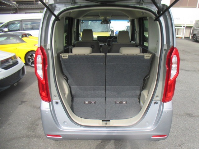 リアラゲッジルームのお写真です。開口部が大きく荷物の出し入れが楽に行えますね♪