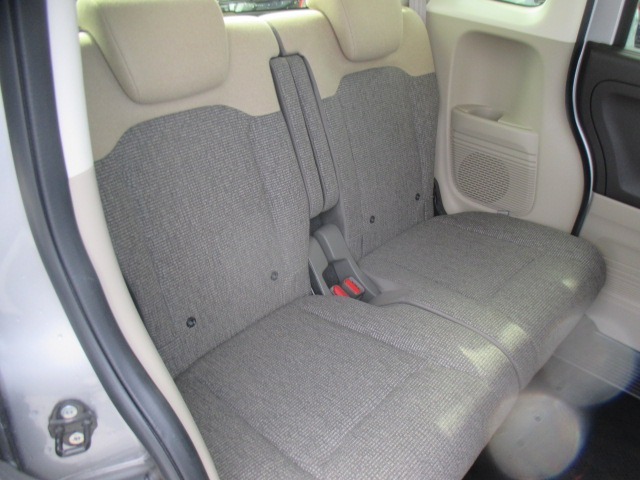 後部座席のお写真です。後席の方もゆったりおくつろぎいただけます♪