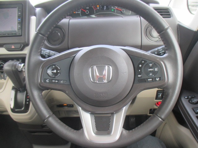 ハンドル周りのお写真です。ハンドルの左側にはナビ操作スイッチ、右側にはクルーズコントロールが装備されております♪