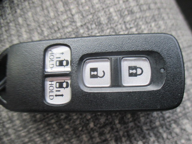 スマートキーのお写真です。鍵をお持ち頂くだけでドアの施錠開錠が可能です♪