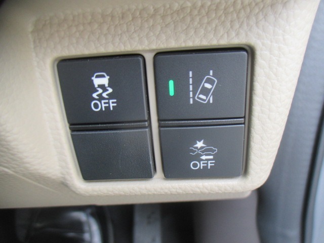 衝突軽減ブレーキや車線逸脱抑制装置も装備しております♪