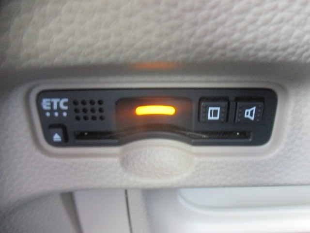 ETC車載器のお写真です。高速道路など、有料道路を通過する際には大変便利な装備ですね♪