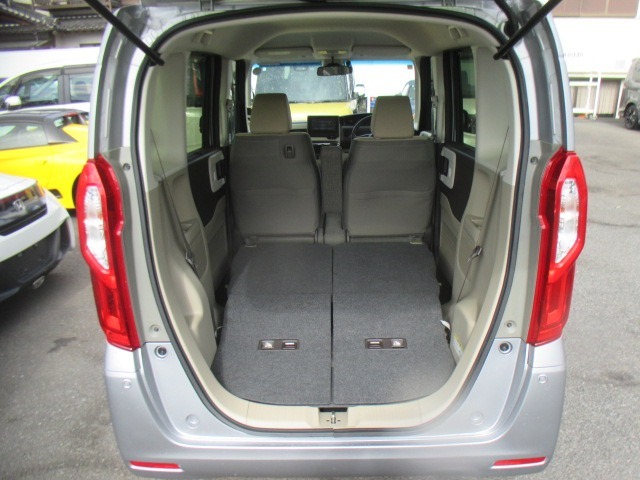 リアラゲッジルームアレンジ後のお写真です。シートを畳むとここまでの広さが御座います。沢山の荷物を積むことが出来ますね♪