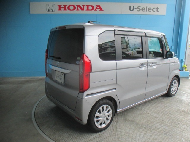 リアビューのお写真です。　リアガラスは純正でプライバシーガラスを装用しており外から車内が見えにくくなっております♪