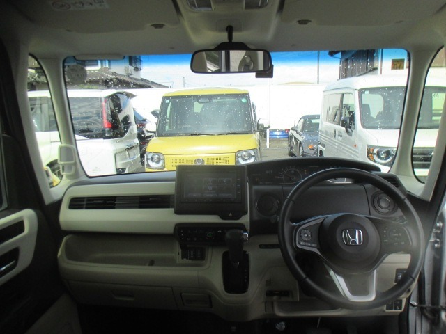 インパネ周りのお写真です。　視界が広く運転もしやすくなっております♪