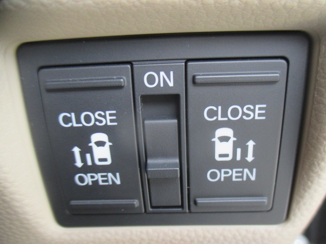 両側電動スライドドアを装備しております♪