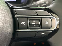 【アダプティブクルーズコントロール】高速道路での長距離走行が楽に！！自動で速度を保つクルーズコントロールが、衝突軽減システムと連携し、前方の車両を感知して車間を保つように速度調節してくれます！！