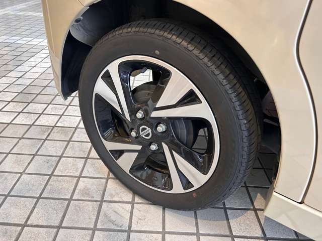 純正15インチアルミホイール。目立つような傷もなく状態良好です。