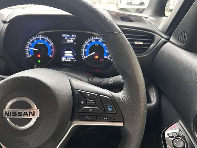 プロパイロット（同一車線運転支援）アクセル・ブレーキ・ステアリング操作をクルマがサポート。高速道路などで、ドライバーの負担を軽減します。