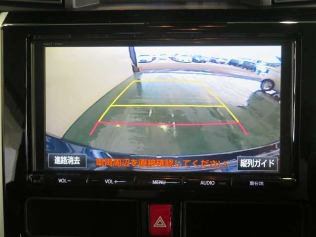 車両後方の映像を映すバックモニター。進路を確認しながら安全に車庫入れできます。