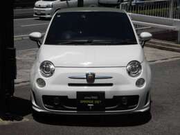 人気のアバルト500Cが、ワンオーナーで、黒本革シートで、クリアランスソナーで、電動キャンパストップで、パドルシフトで、16インチ純正アルミホイールで、車検たっぷり残ってすぐ乗れて驚きの価格＾＾