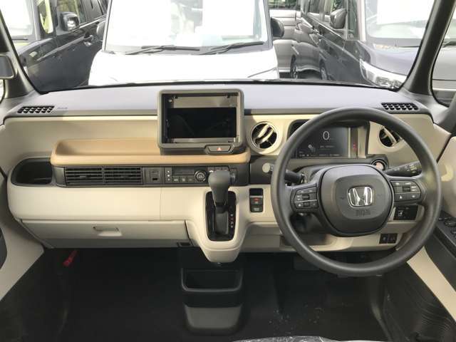 インパネ全体です！内装のボタンの位置などをご確認ください♪