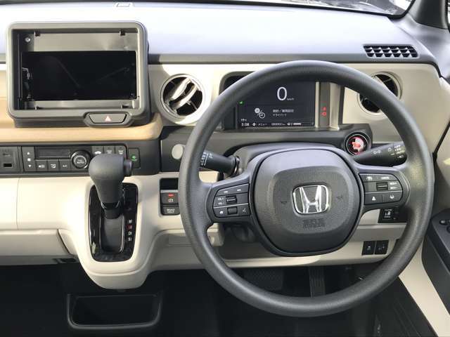 ハンドル周りです！ボタンの配置やメーターのイメージなどご覧ください♪♪