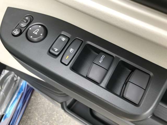 電動格納ミラーで、サイドのミラーの開け閉め楽々！！角度調整もバッチリできます♪♪