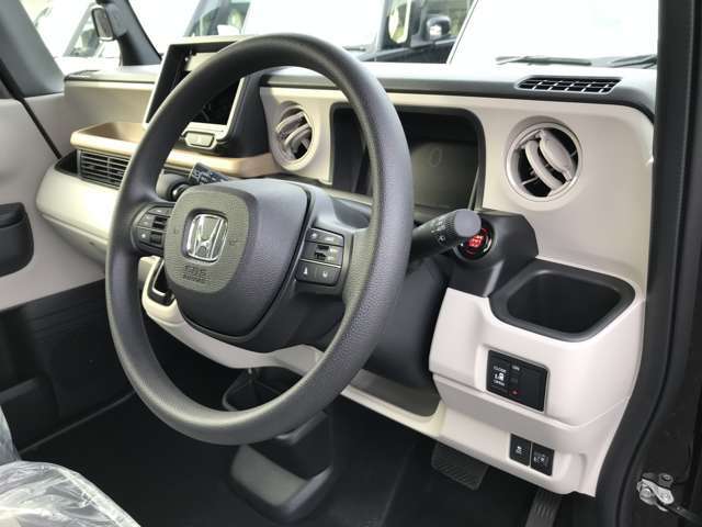 ハンドル周りです！ボタンの配置やメーターのイメージなどご覧ください♪♪