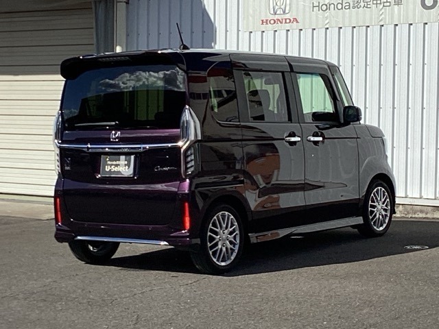 バックカメラが付いているのでバックでの車庫入れも安心です。