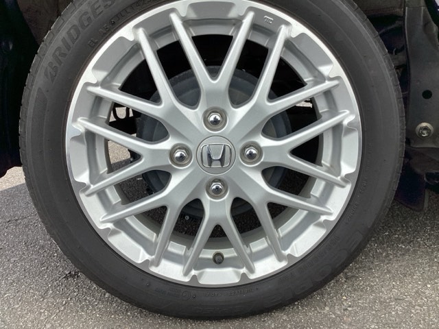 純正アルミホイールです。足元が引き立つので、車全体のイメージがアップしますよ！