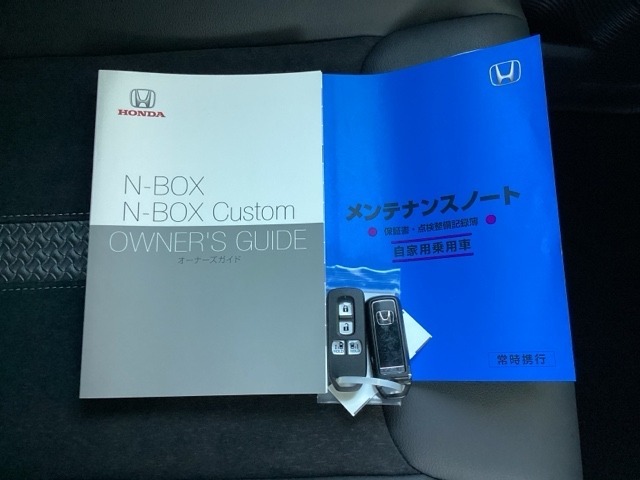 メンテナンスノート【整備記録簿】、取説も揃ってます。スマートキーはバッグなどにしまったままボタン操作でエンジンの始動・停止ができて大変便利です。