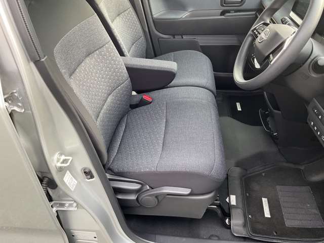 運転席足元も余裕のある広さで設計されています。