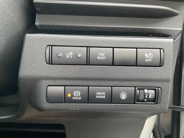 様々な操作が可能なスイッチが運転席の近くに付いており便利です。